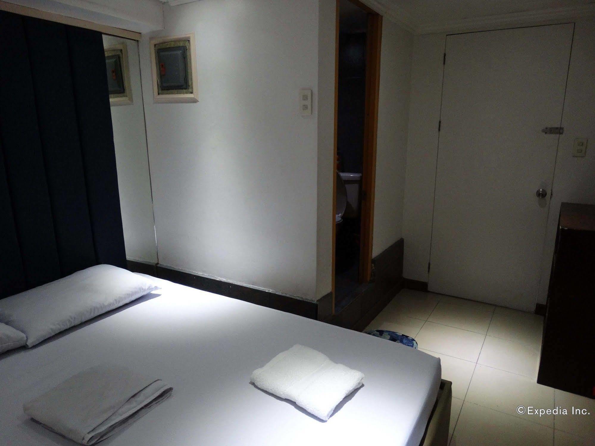 Gaius Inn Manila Bagian luar foto